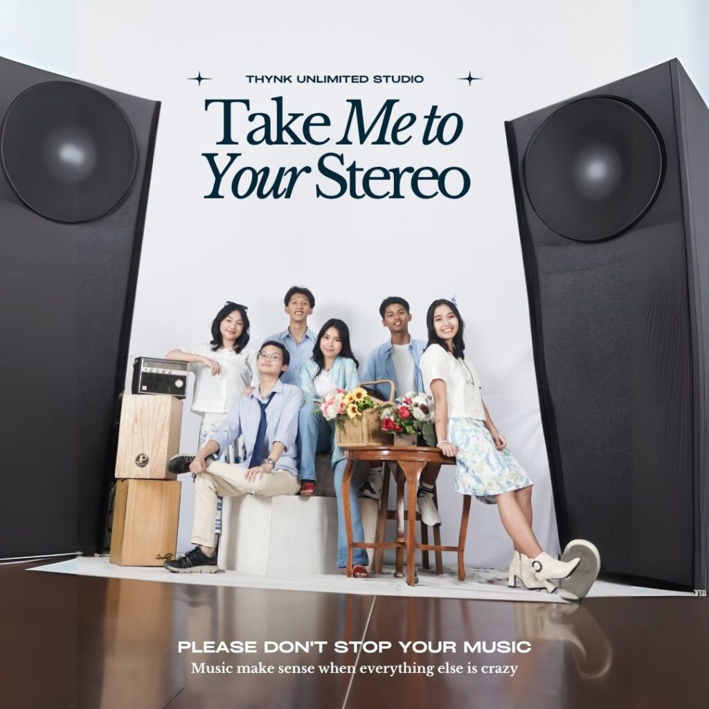 <img src="foto-musik.jpg" alt="Siswa sedang berfoto dengan tema buku tahunan dari Creative Shoot MUSIC" />