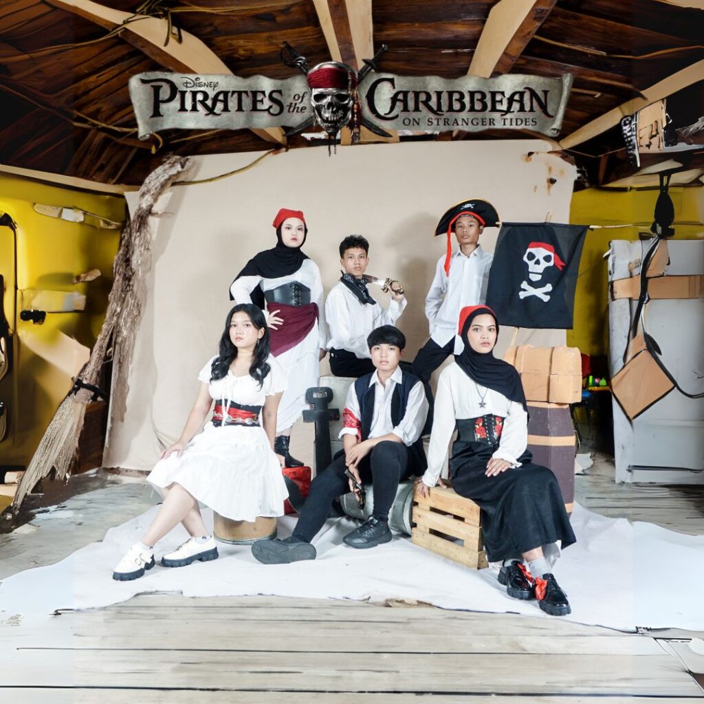 "Outfit ala bajak laut lengkap dengan topi tricorne dan pedang mainan"
